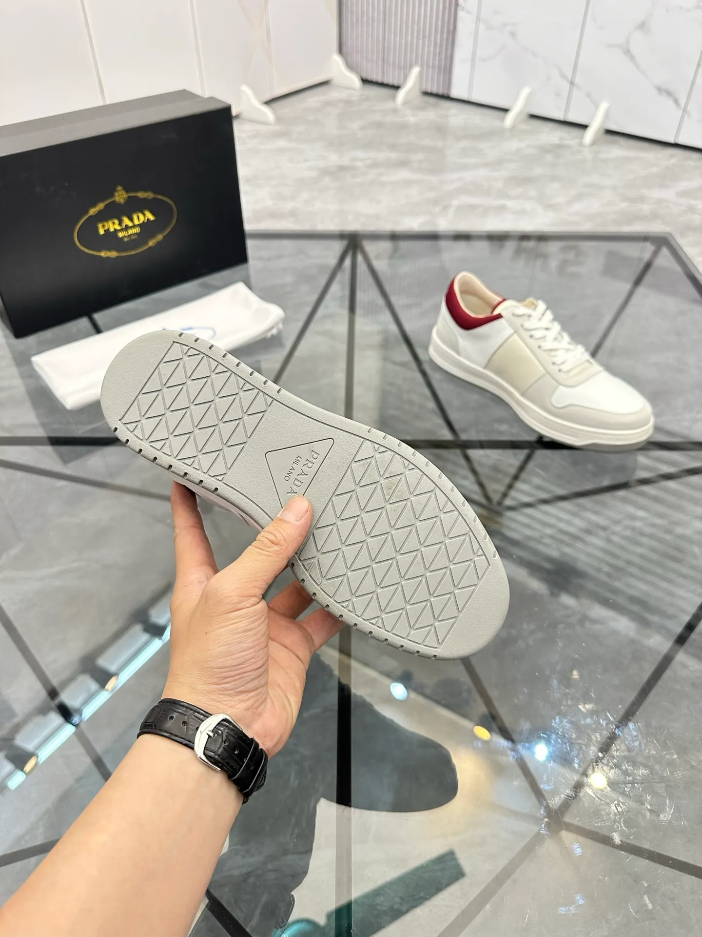 Men's shoes: 💰P420¥ Product trademark: Prada *"Prada*" low-top casual shoes Regular size: 38-44 (can be customized to 45) Product materials: imported cowhide upper with original fabric, breathable lining, original outsole. Number: 020